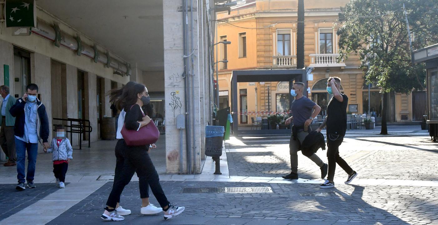 Mascherine obbligatorie all’aperto 