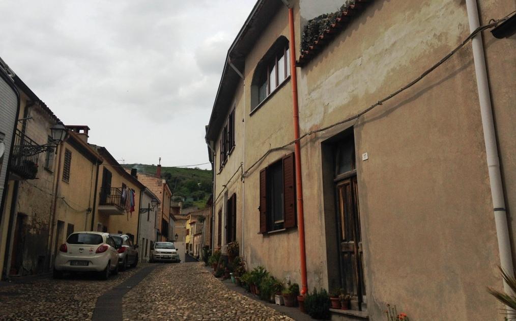 Mores, stretta sui locali tutto chiuso a mezzanotte 