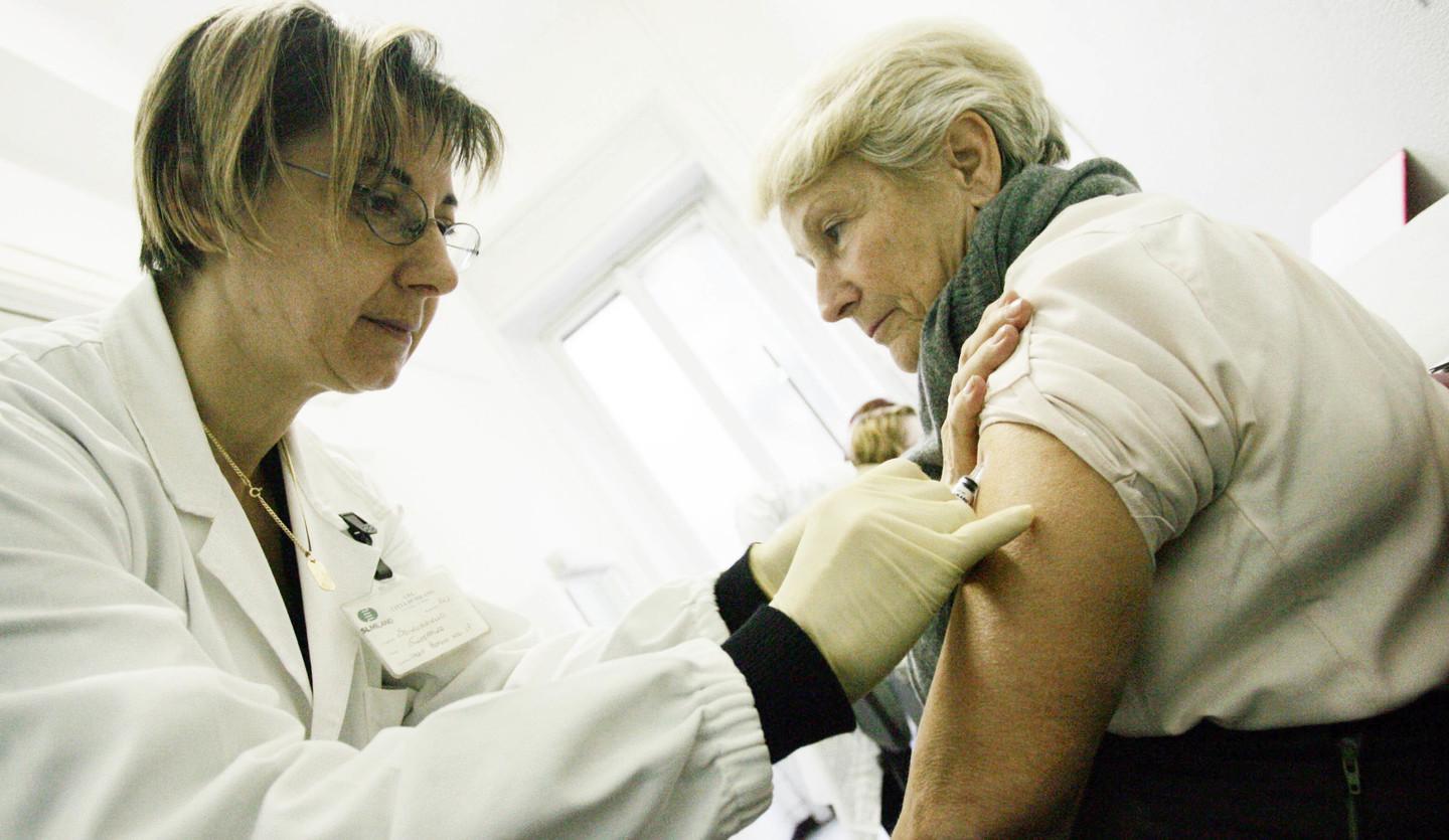 Il vaccino è offerto gratuitamente a bambini sotto i 6 anni, adulti ultrasessantenni e altri soggetti a rischio (foto d’archivio)
