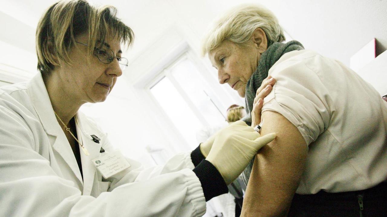 Il vaccino è offerto gratuitamente a bambini sotto i 6 anni, adulti ultrasessantenni e altri soggetti a rischio (foto d’archivio)