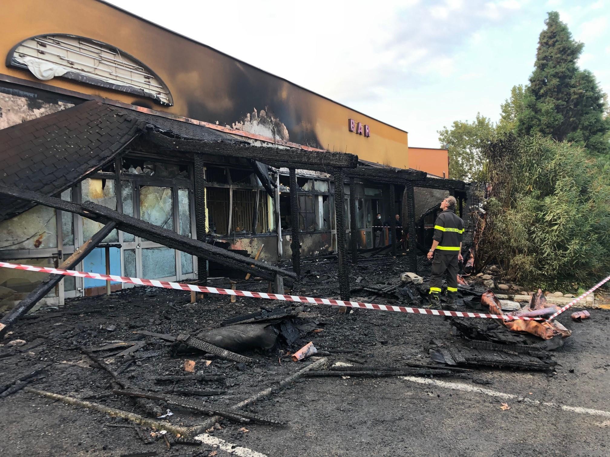 Finale. Fiamme danneggiano bar e sala giochi «Ma l’incendio è partito dall’esterno...» 