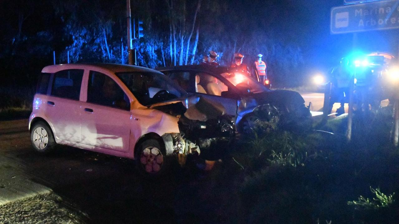 Le auto coinvolte nel tragico incidente di Arborea (foto di Francesco Pinna)