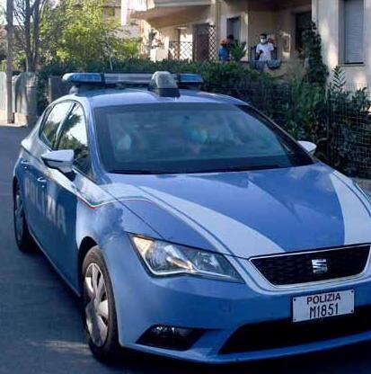 Picchia la madre e col coltello la costringe a dargli del denaro