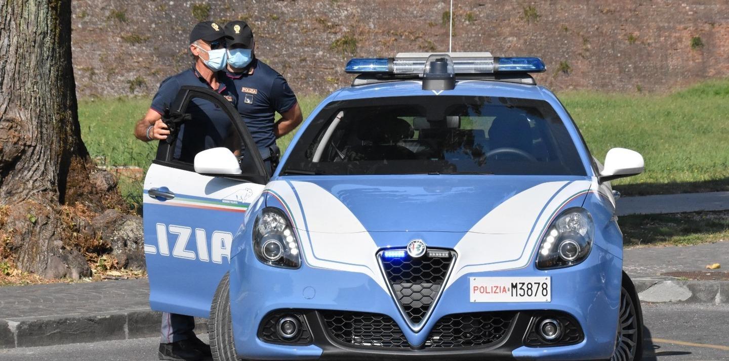 Getta la cocaina dal finestrino al posto di blocco 