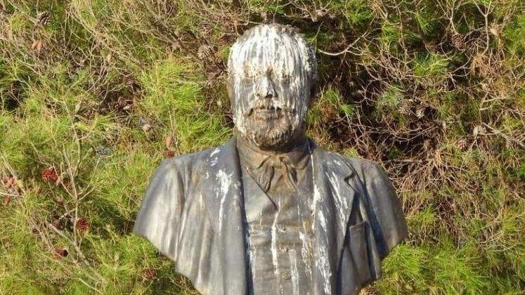 Il busto di Ettore Socci nel mirino dei piccioni