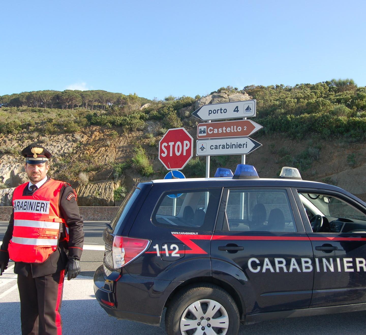 Non vuole rispettare l’orario di rientro e picchia la madre 