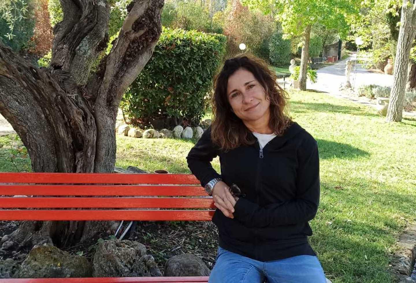 Intorno alla panchina dipinta di rosso per caso diciamo no alla violenza