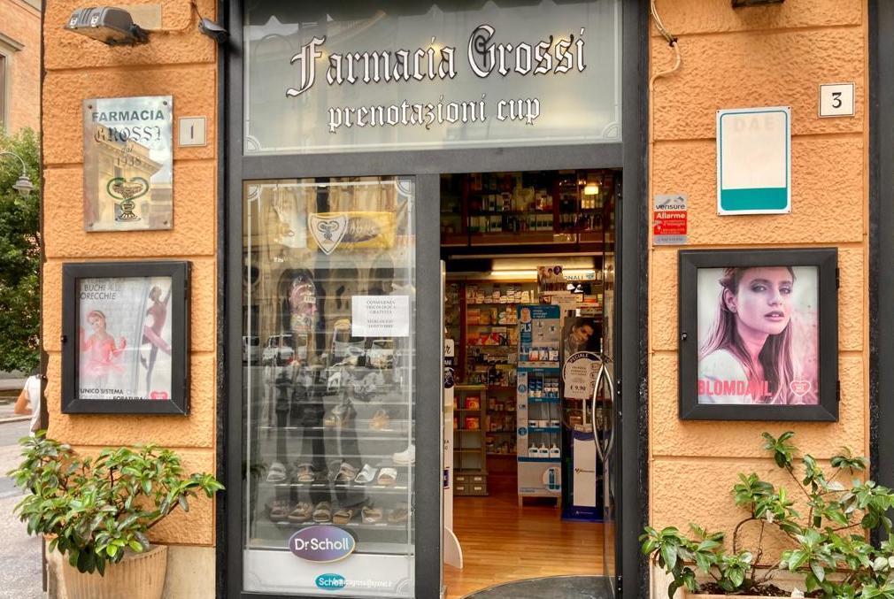 Svaligiata una farmacia La vetrina sfondata con un cartello stradale 