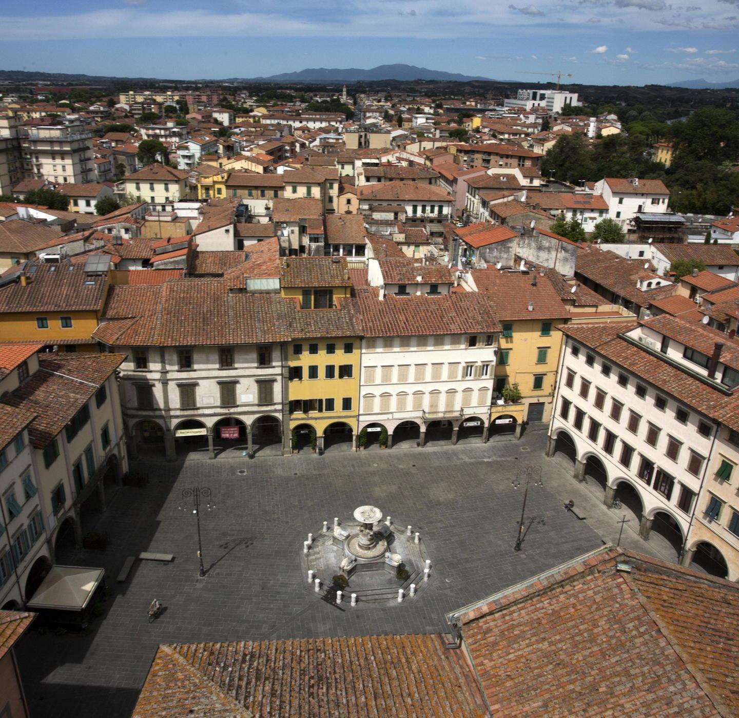 Una veduta dall’alto di piazza Farinata degli Uberti con Palazzo Ghibellino (Foto agenzia Carlo Sestini)