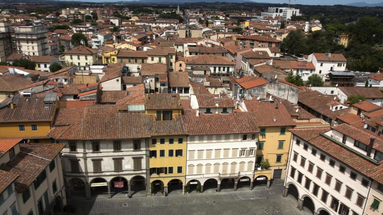 Una veduta dall’alto di piazza Farinata degli Uberti con Palazzo Ghibellino (Foto agenzia Carlo Sestini)