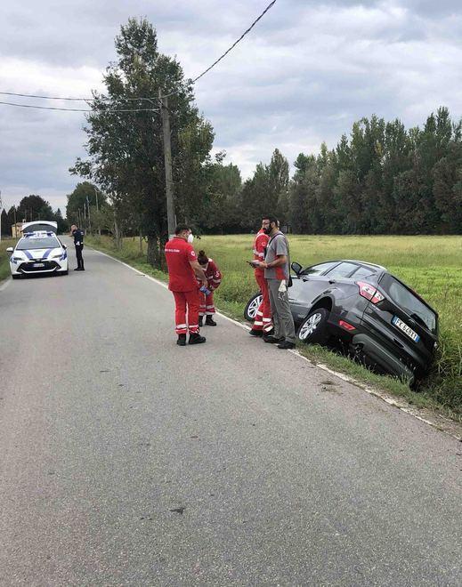 Auto sbanda e finisce nel fossato in via Mazzini