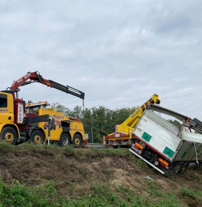 Recuperato il camion ribaltato sulla Statale
