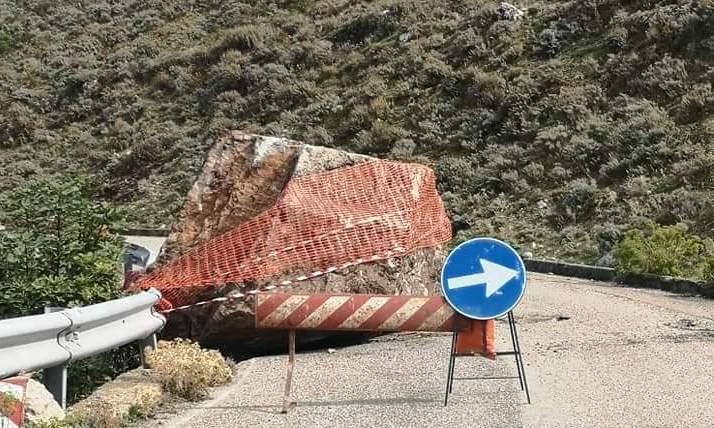 Un masso si rovescia nella strada Sant’Anna di Lodè-Lula