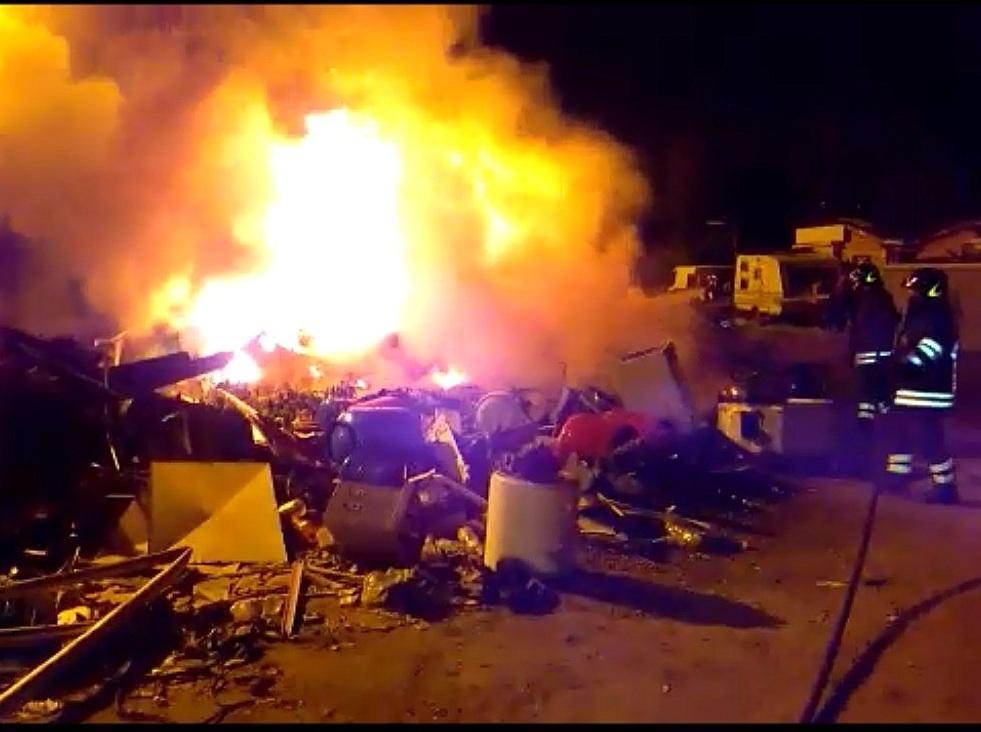 Sassari, roghi nel campo nomadi: «Inquinavano per il rame» 
