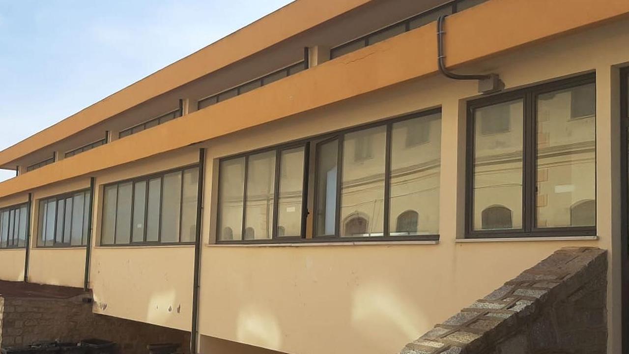 La Maddalena: Centro parrocchiale chiuso da un anno, senzatetto ospite nella palestra comunale