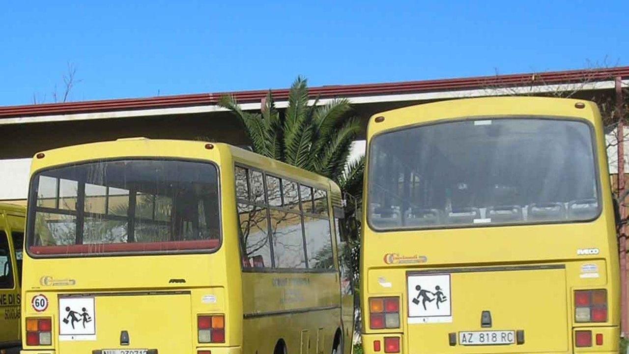 Caos trasporti scolastici, Zente Nova accusa Farris