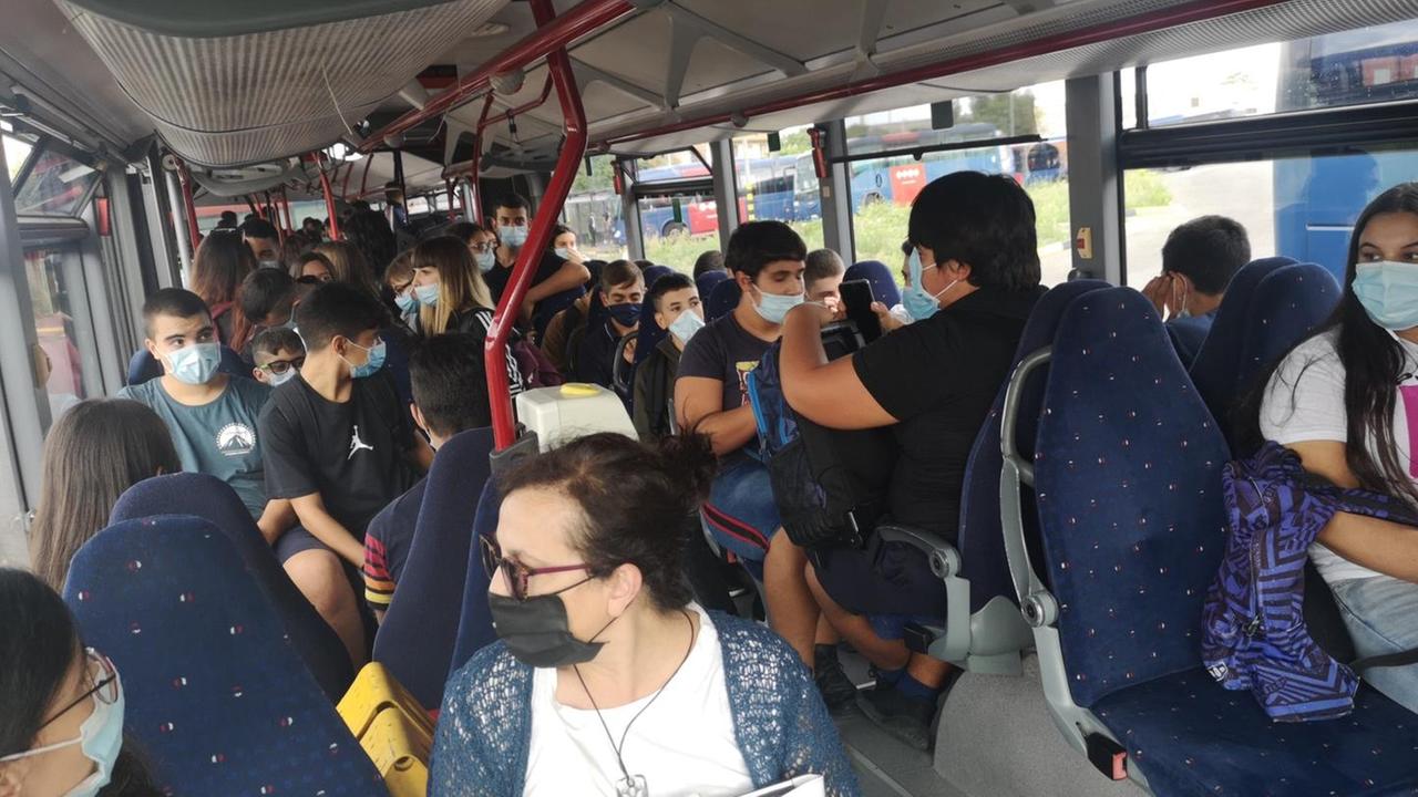 Stop ai pullman super affollati: nell'isola più mezzi e corse