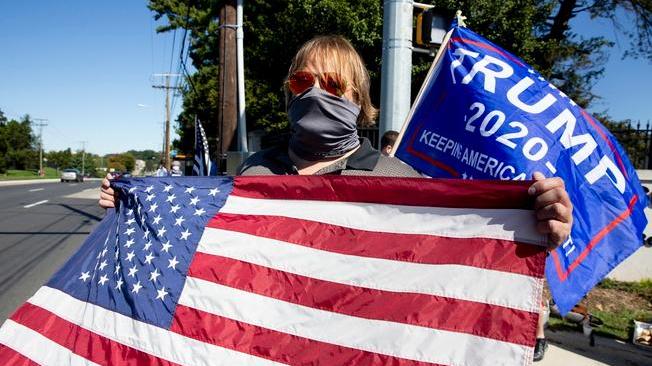 Usa 2020: fan Trump con bandiere Usa davanti a ospedale