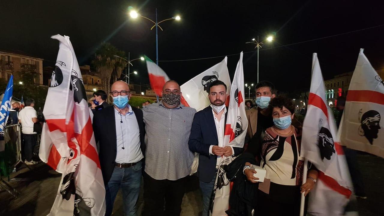 Leghisti sardi sventolano i quattro mori per Salvini a Catania, è polemica