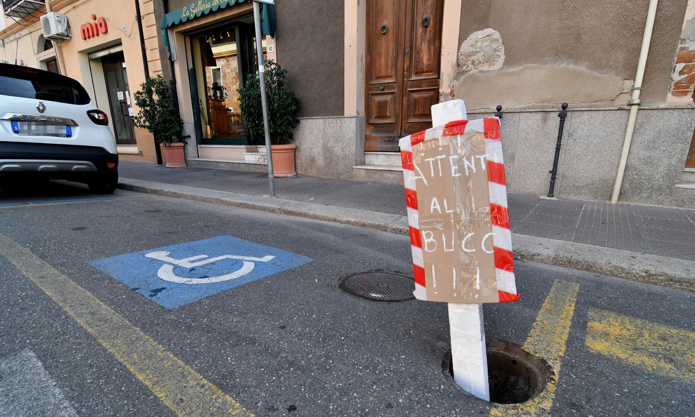 Cartello fai da te per evitare una buca