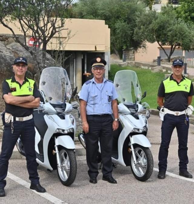 Vigili con scooter e bici elettriche