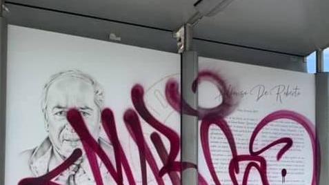 Imbrattata la fermata “De Roberto” del bus