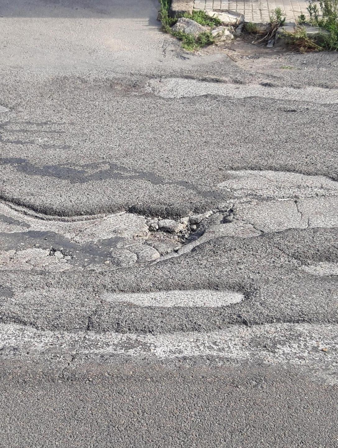 Strade gruviera tra buche e rattoppi 