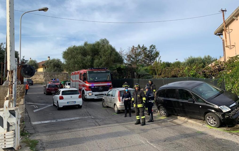 Sassari, perde il controllo della Meriva e si schianta al passaggio a livello 