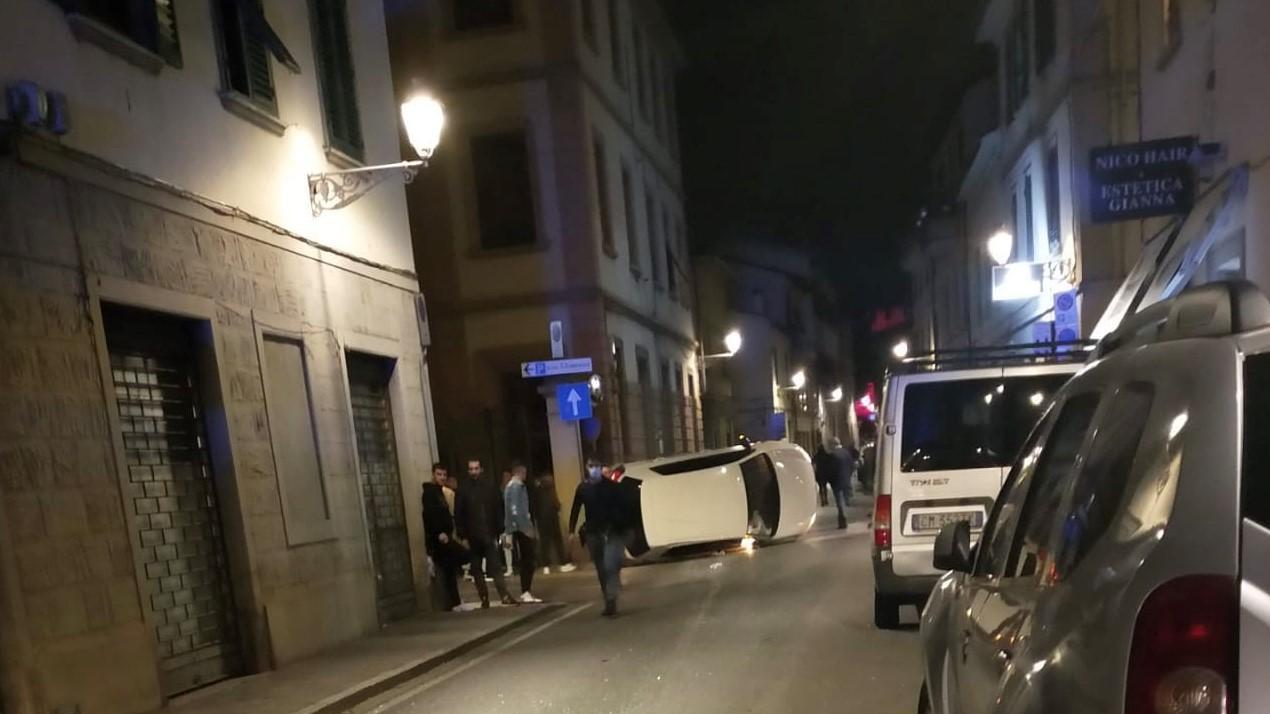 L'auto ribaltata in via Frascati (foto Batavia)