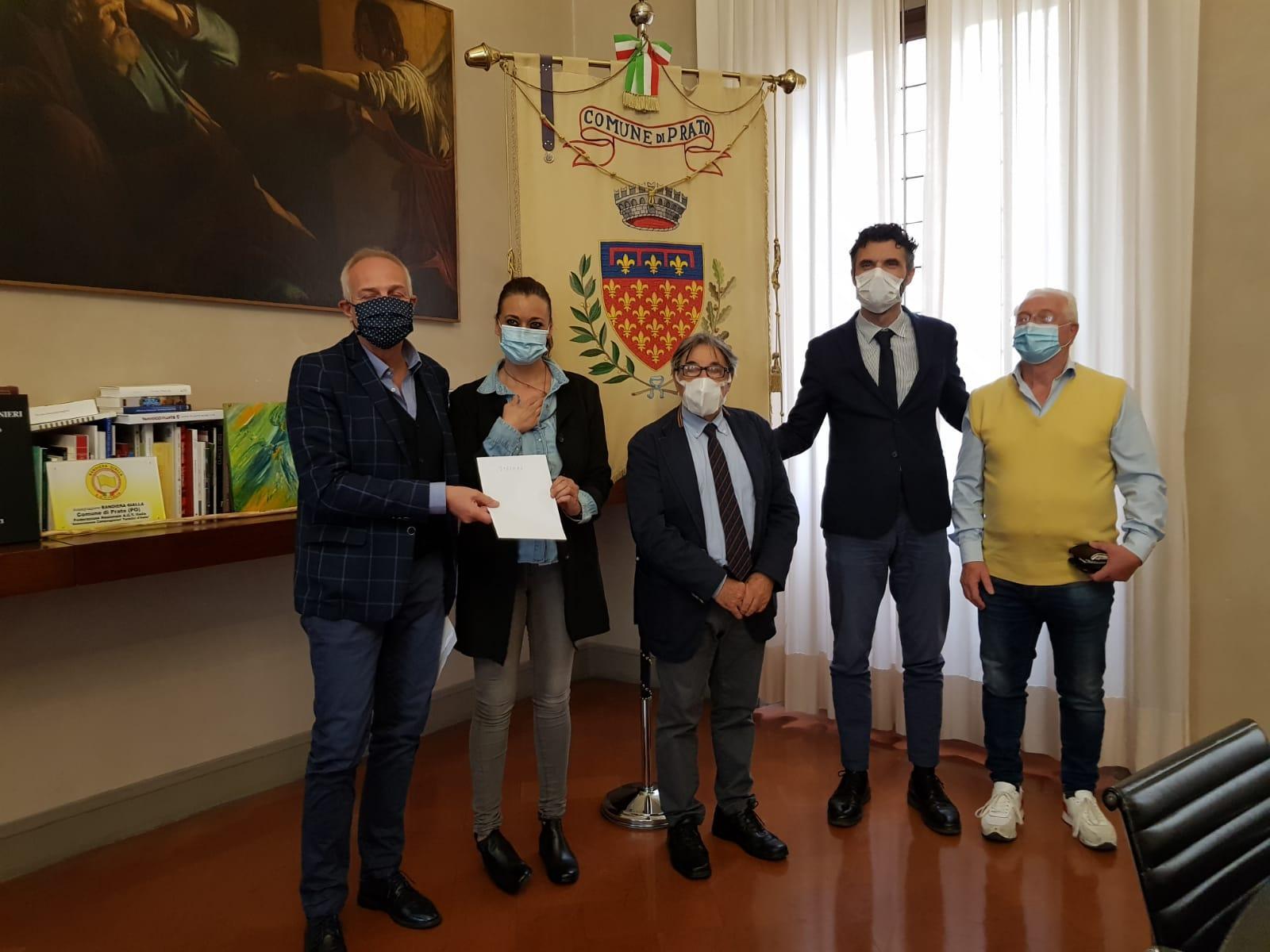 La consegna dei buoni acquisto in Comune