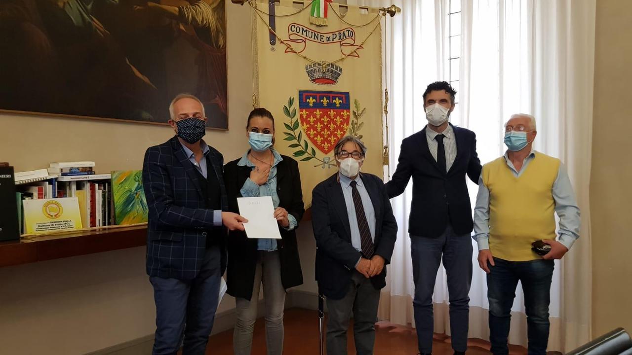 La consegna dei buoni acquisto in Comune