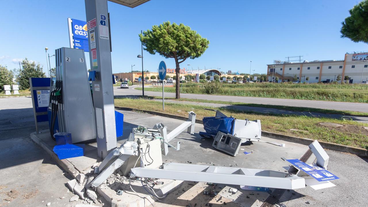Porto Garibaldi, assalto al distributore Q8: colonnina sradicata