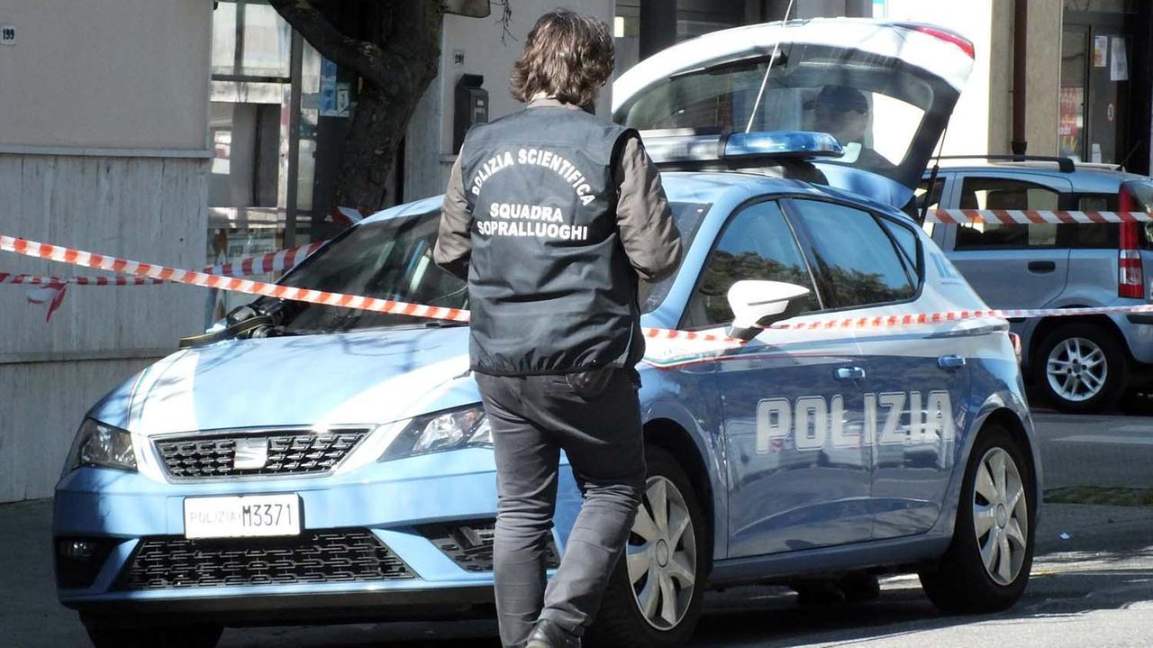 Un agente della polizia scientifica