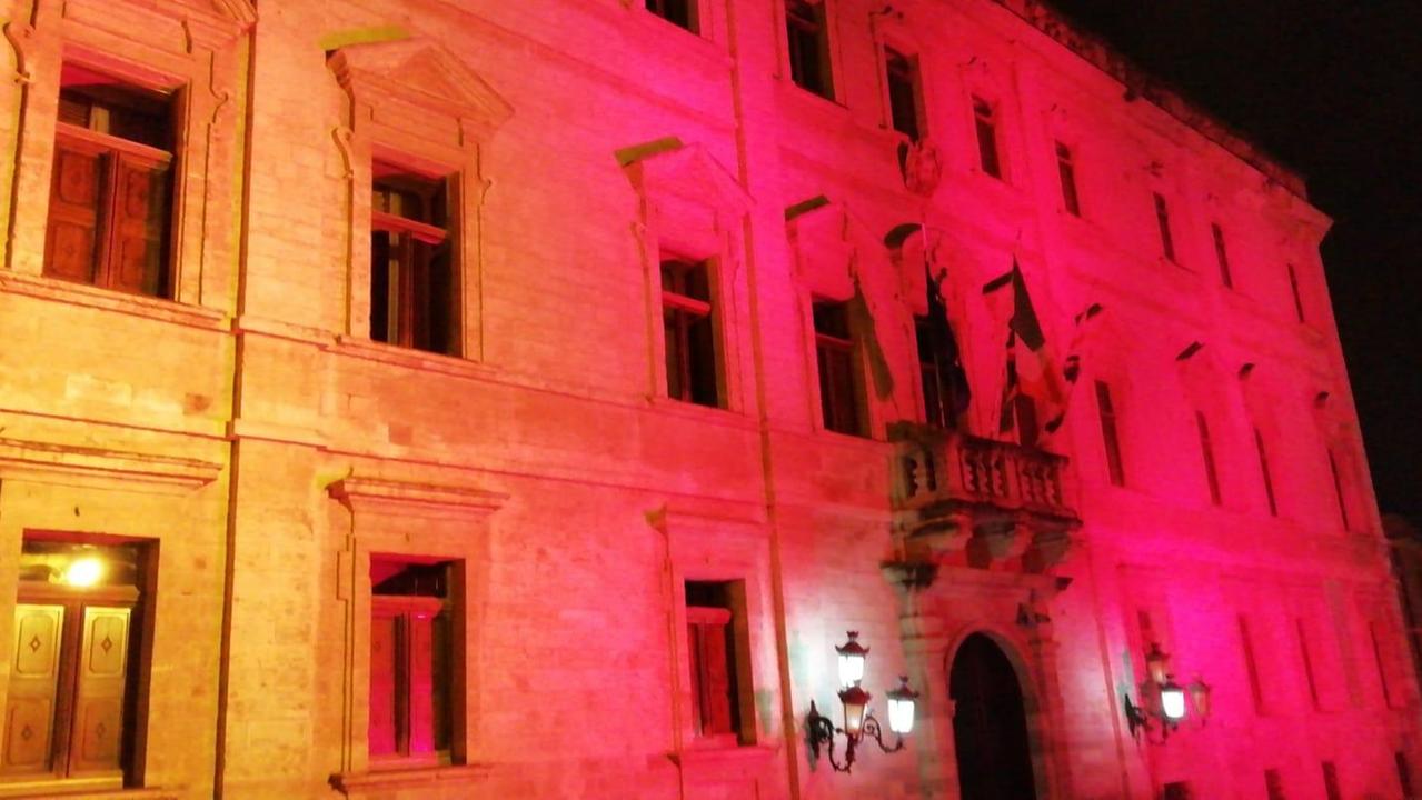 Sassari, Palazzo Ducale si tinge di rosa per la campagna di sensibilizzazione contro il tumore al seno 
