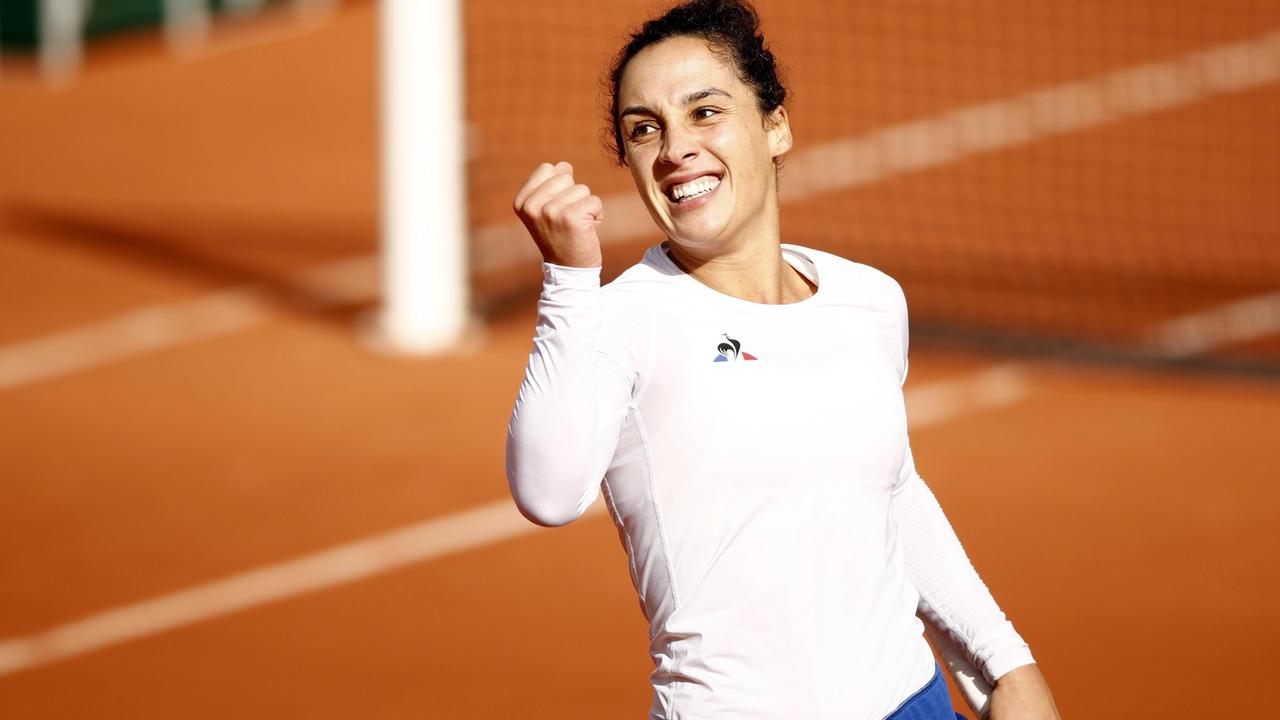 La gioia di Martina Trevisan dopo la vittoria contro Kiki Bertens al Roland Garros