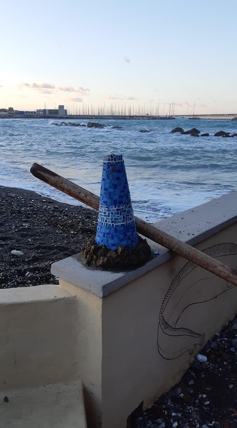 Vandali in azione, danneggiato il piccolo faro simbolo del lungomare di Castiglioncello