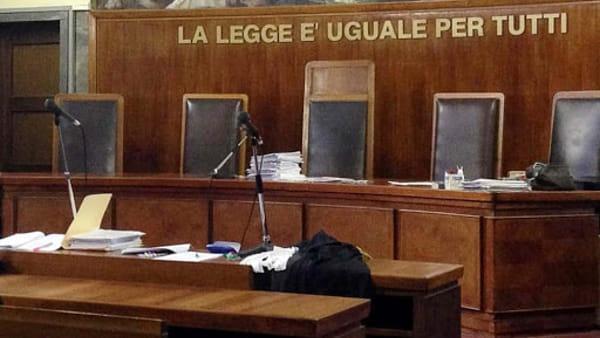 All’ennesimo rinvio della causa l’avvocato sbotta: "Vergogna"