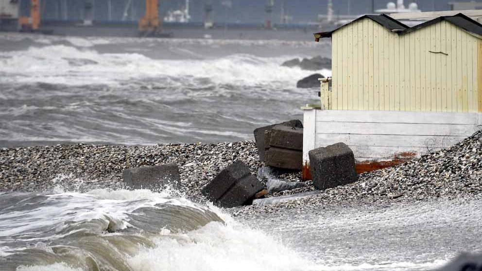 Doppia mareggiata, sparisce la spiaggia. Il bagno Marchini: "Situazione disastrosa"
