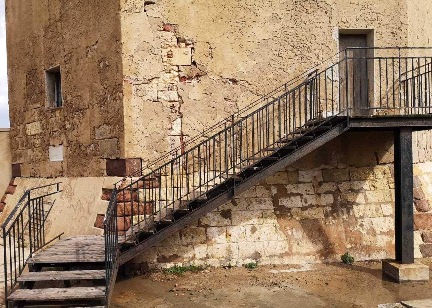 La torre Aragonese sta cadendo a pezzi 
