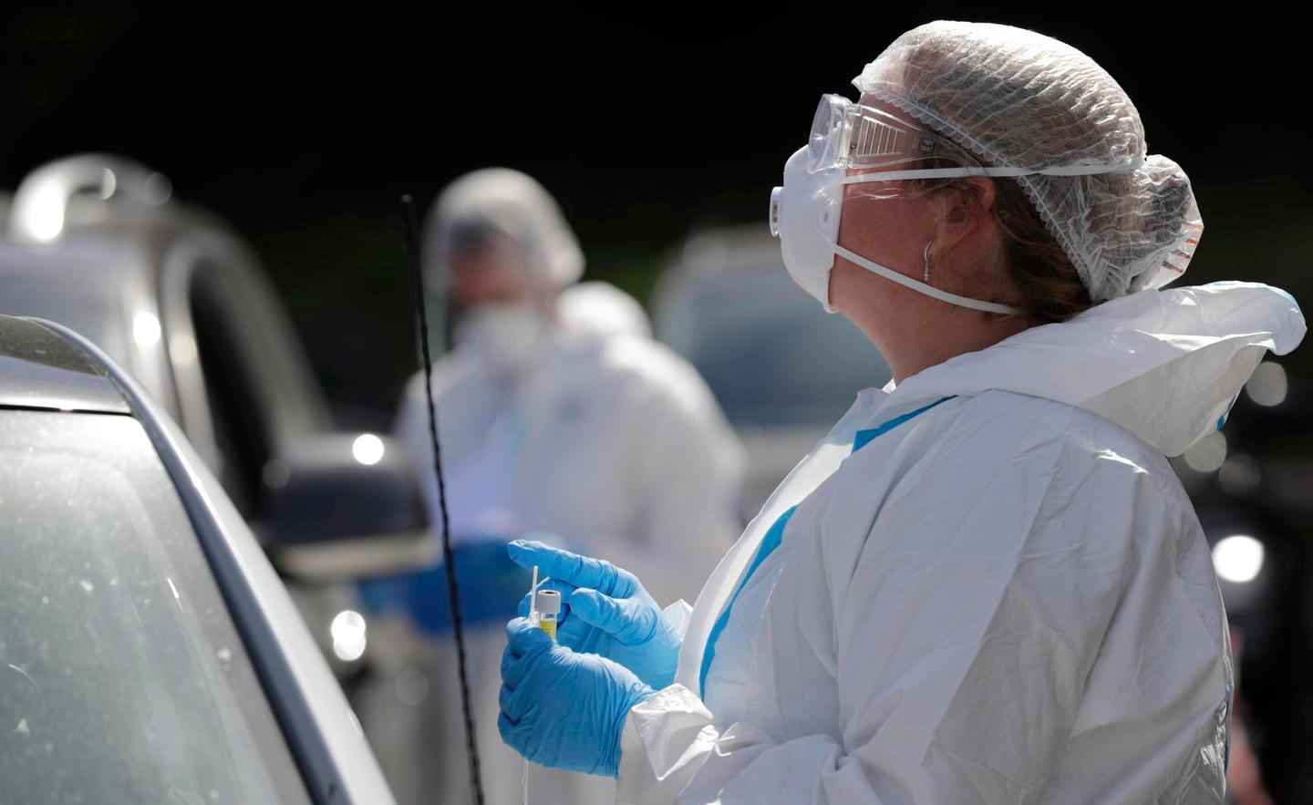 Altri 62 contagi e un morto: paura a scuola e tra gli anziani 