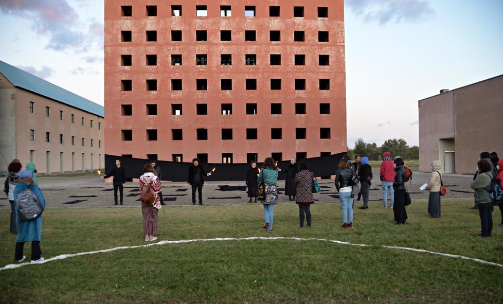 Modena Rappresentazione teatrale a San Cataldo L’omaggio per chi è morto in solitudine 