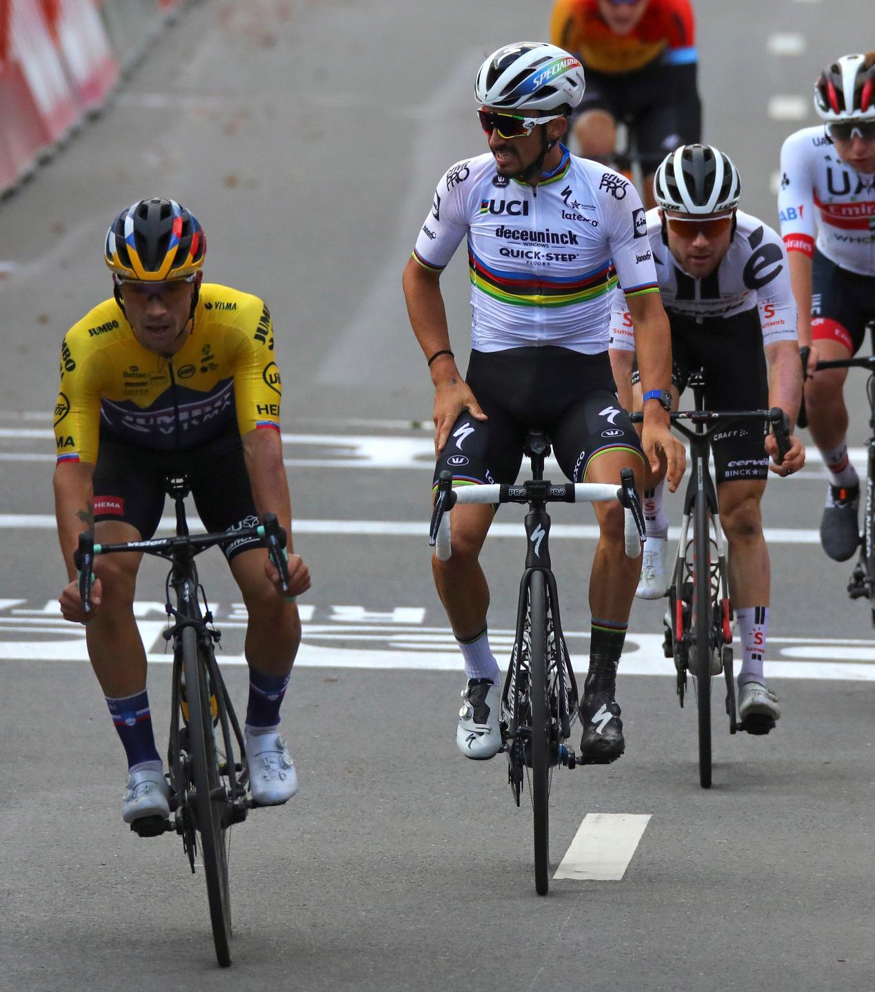 Roglic il re della Liegi, Alaphilippe penalizzato dopo una volata scorretta 