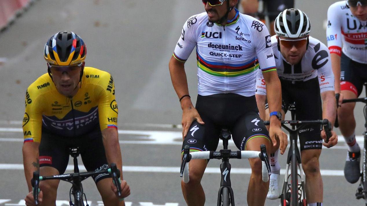 Roglic il re della Liegi, Alaphilippe penalizzato dopo una volata scorretta