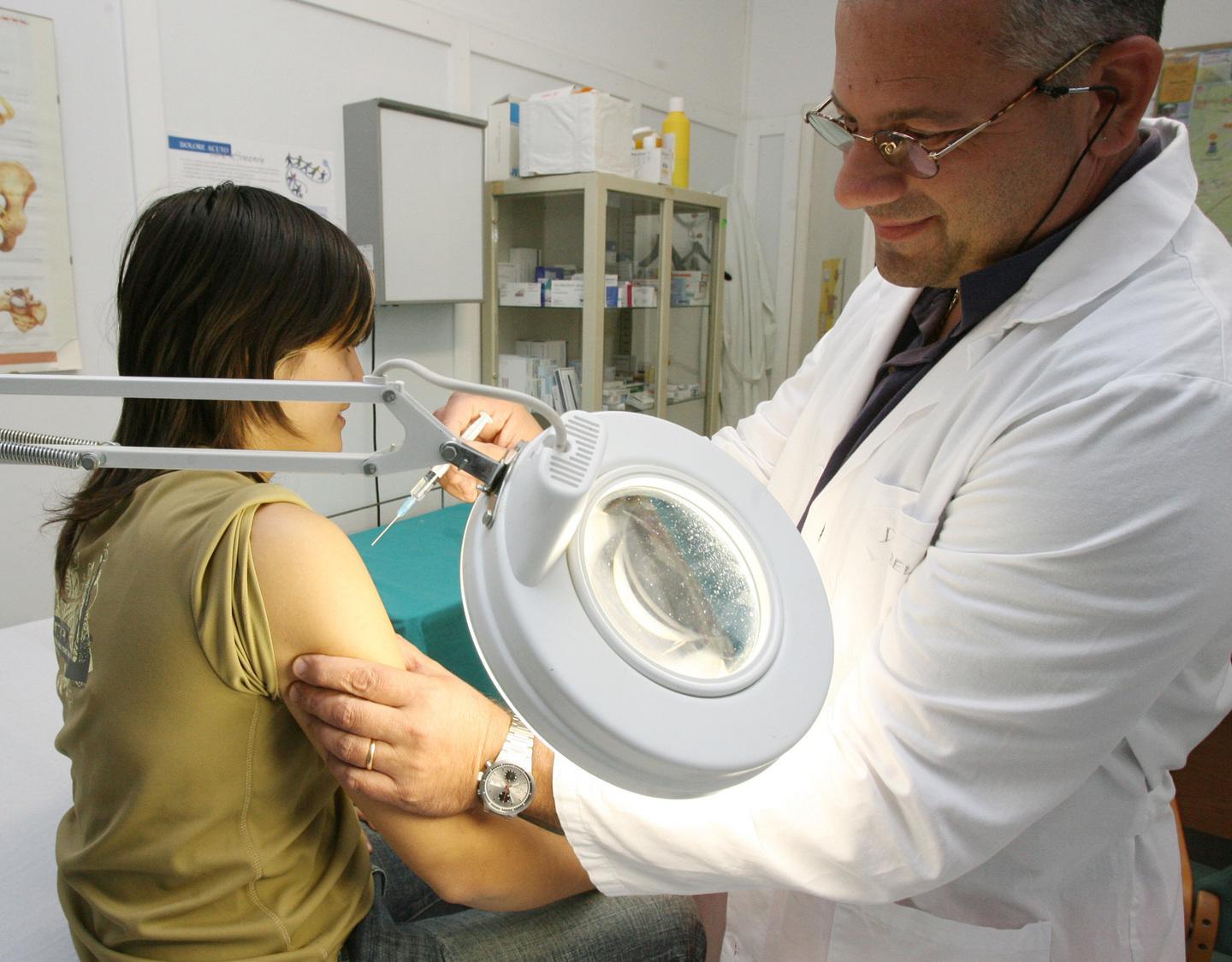 Influenza, 100mila vaccini in arrivo gratis per bimbi e ultrasessantenni 