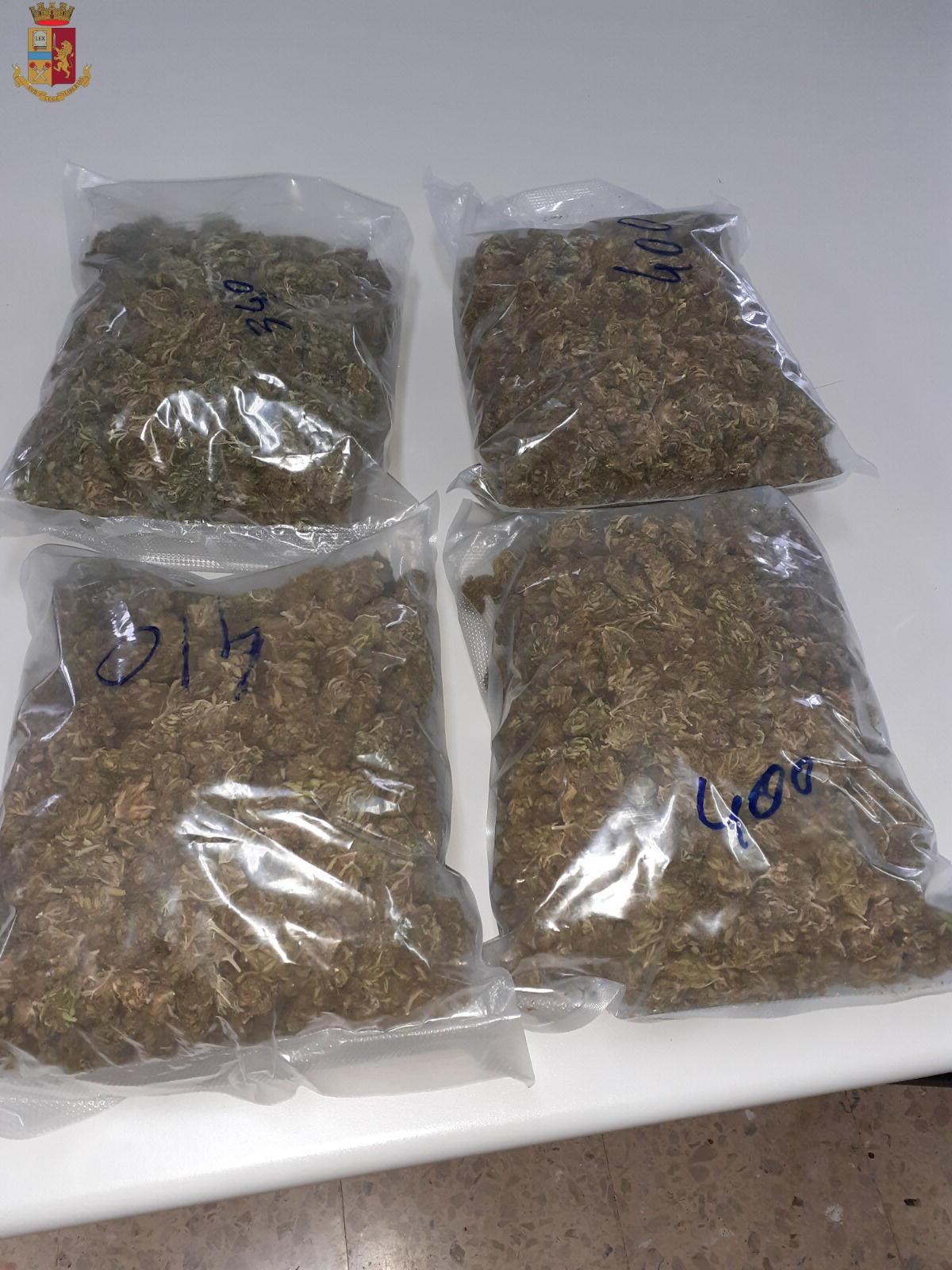 Fermati in autostrada con quasi un chilo di marijuana