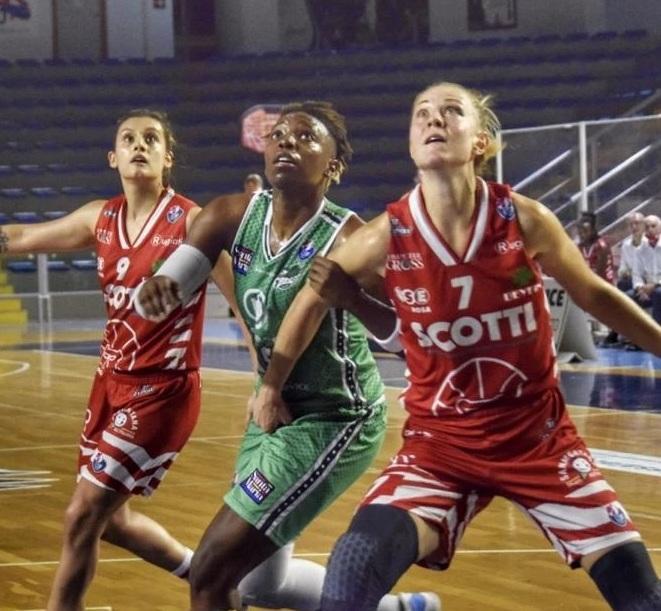 Un'azione di gioco fra Ragusa in maglia verde e Use Scotti Rosa