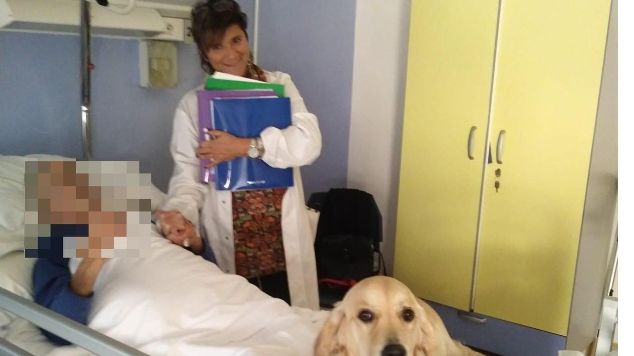 La dottoresa Pecci accanto a un paziente