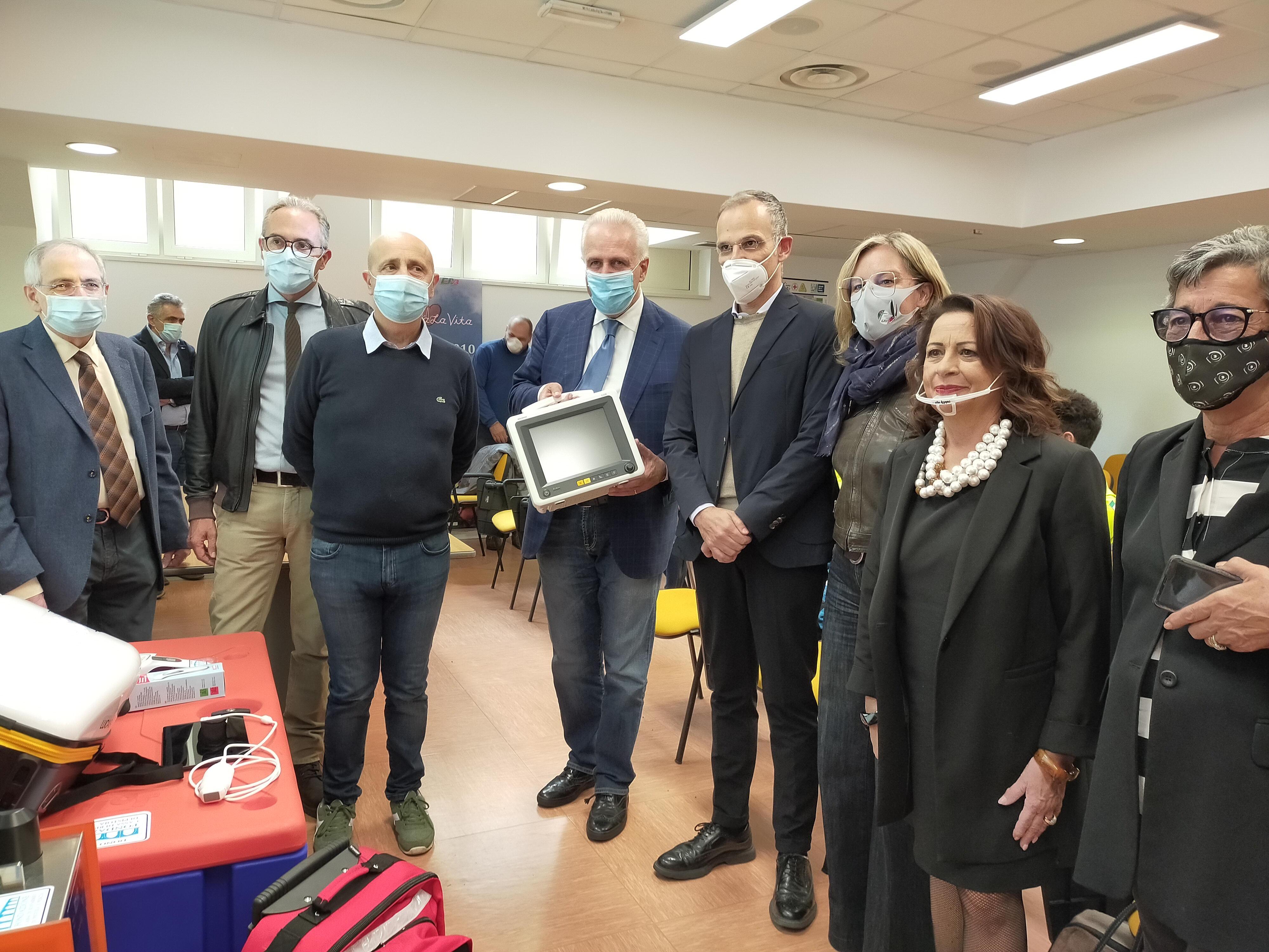 Un momento della presentazione delle apparecchiature donate alla centrale del 118, cerimonia a cui ha preso parte anche l’appena eletto nuovo presidente della Regione Toscana Eugenio Giani