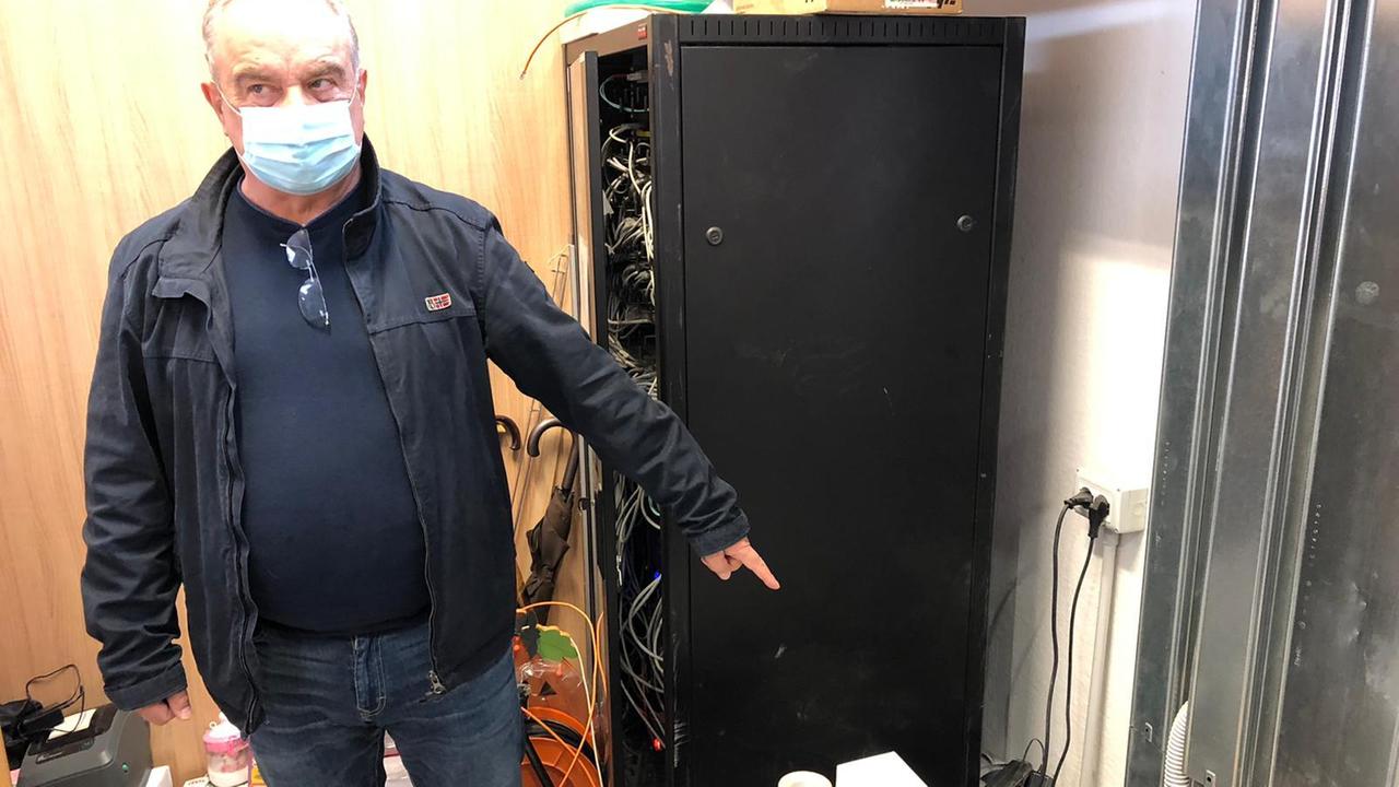 Un addetto della Coop mostra la stanza dove si trovava la cassaforte (foto Batavia)