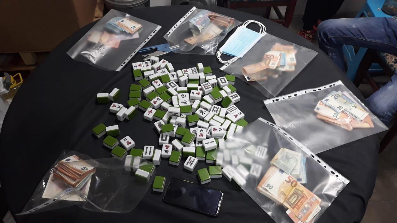 Il denaro contante sequestrato nella bisca clandestina